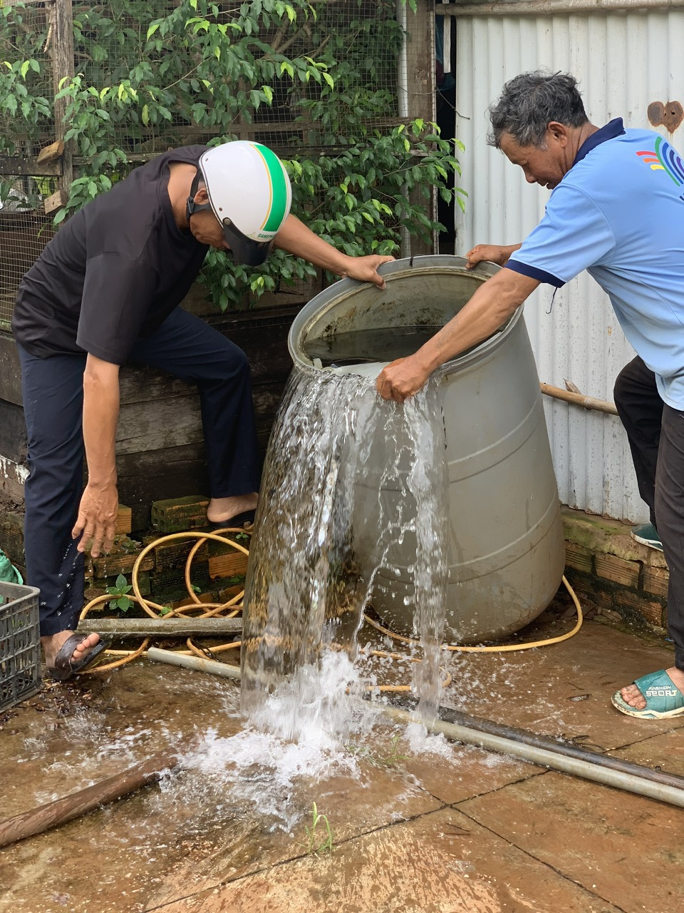THỊ TRẤN EA PỐK RA QUÂN DỌN VỆ SINH MÔI TRƯỜNG PHÒNG CHỐNG  SỐT XUẤT HUYẾT